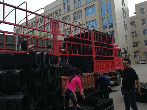 成品排水溝裝車現(xiàn)場